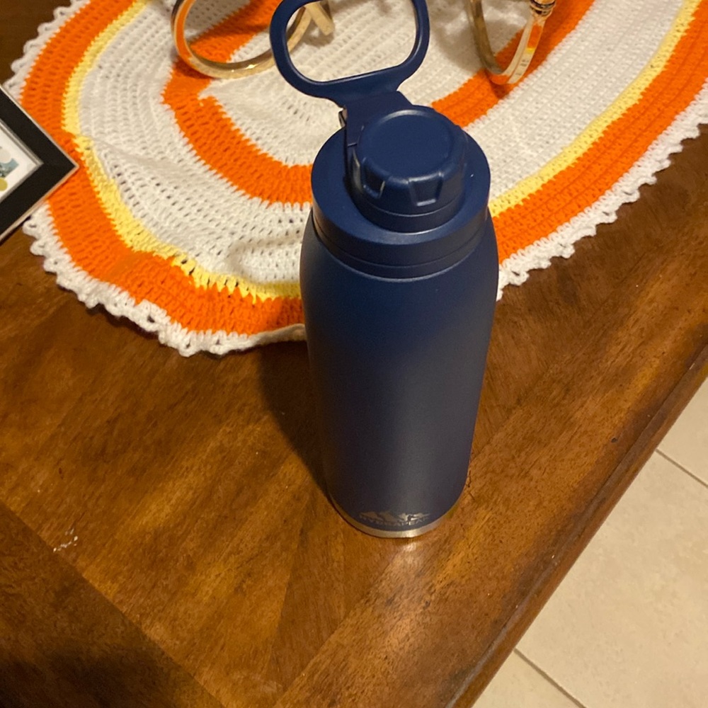 I am selling this hydraPeak water bottle i got it for christmas and never used
